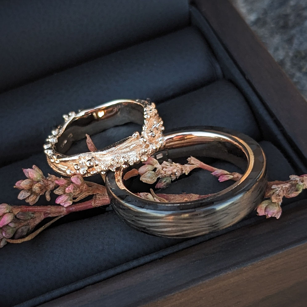 süsinikust ja roosast kullast abielusõrmused karbis