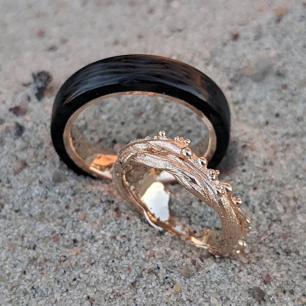 süsinikust ja roosast kullast 585 abielusõrmused looduslikul taustal