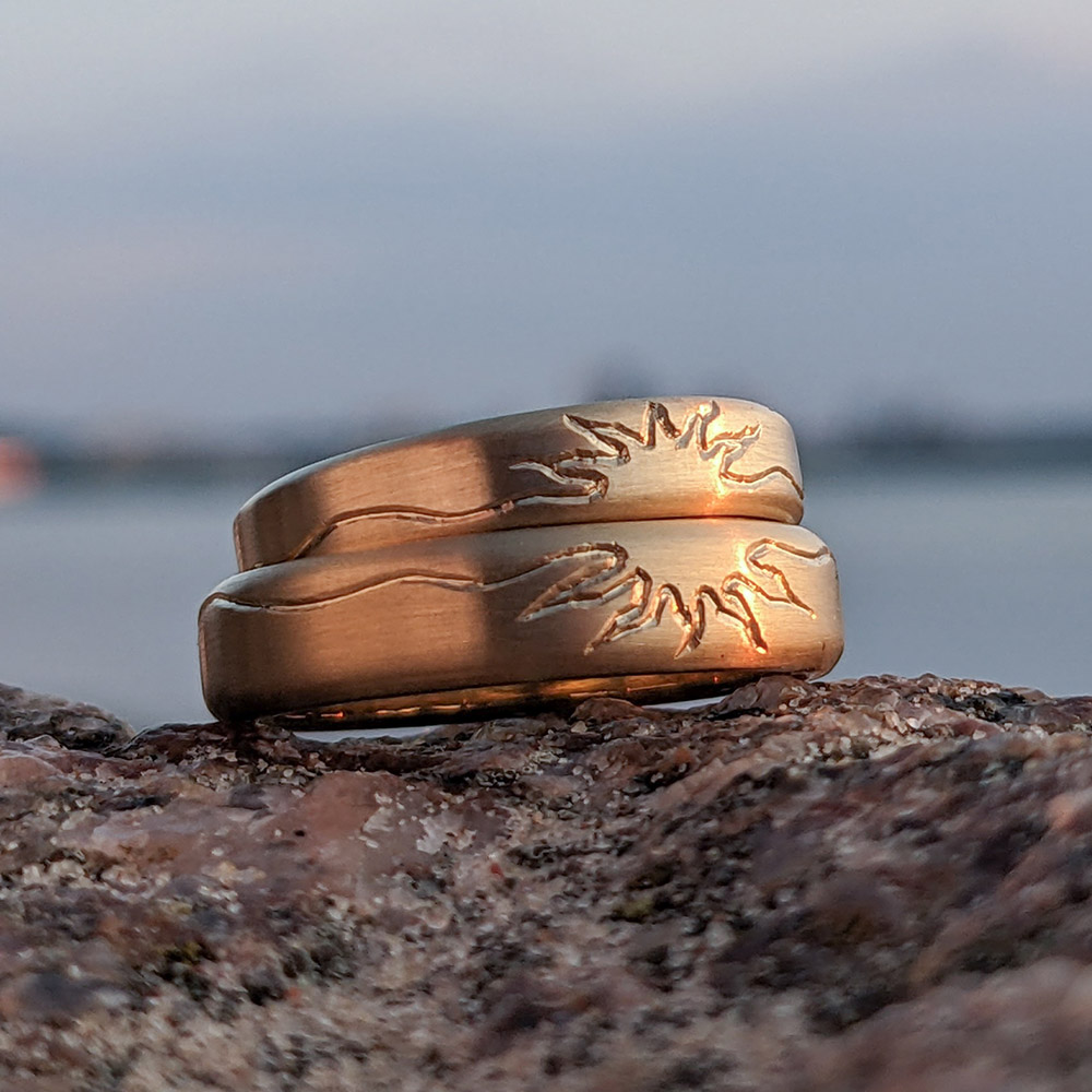 750 kullast abielusõrmused päikese motiiviga looduslikul taustal