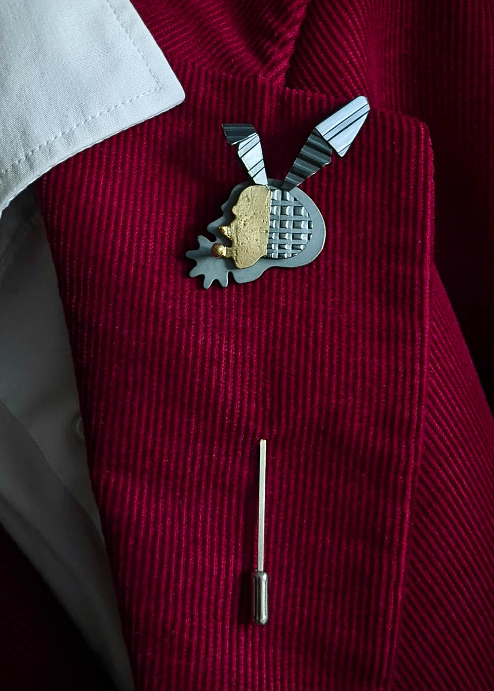 käsitööna valminud rinnaehe kullast ja hõbedast modernse geomeetrilise disainiga