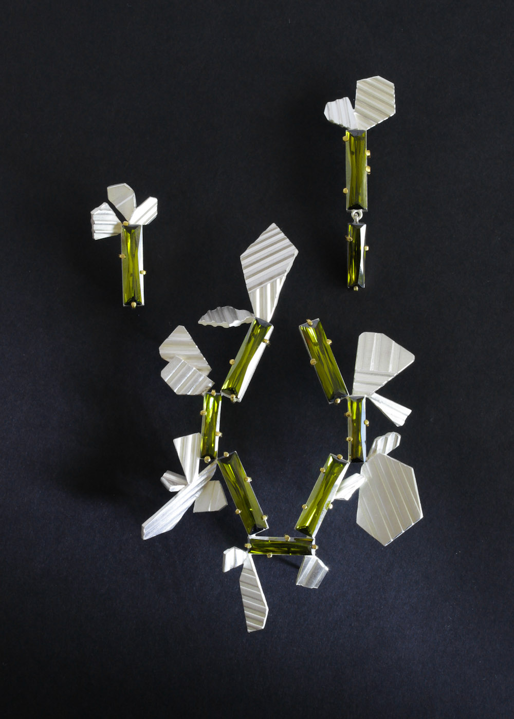 hõbedast pross ja kõrvarõngad roheliste kividega ehtekomplekt