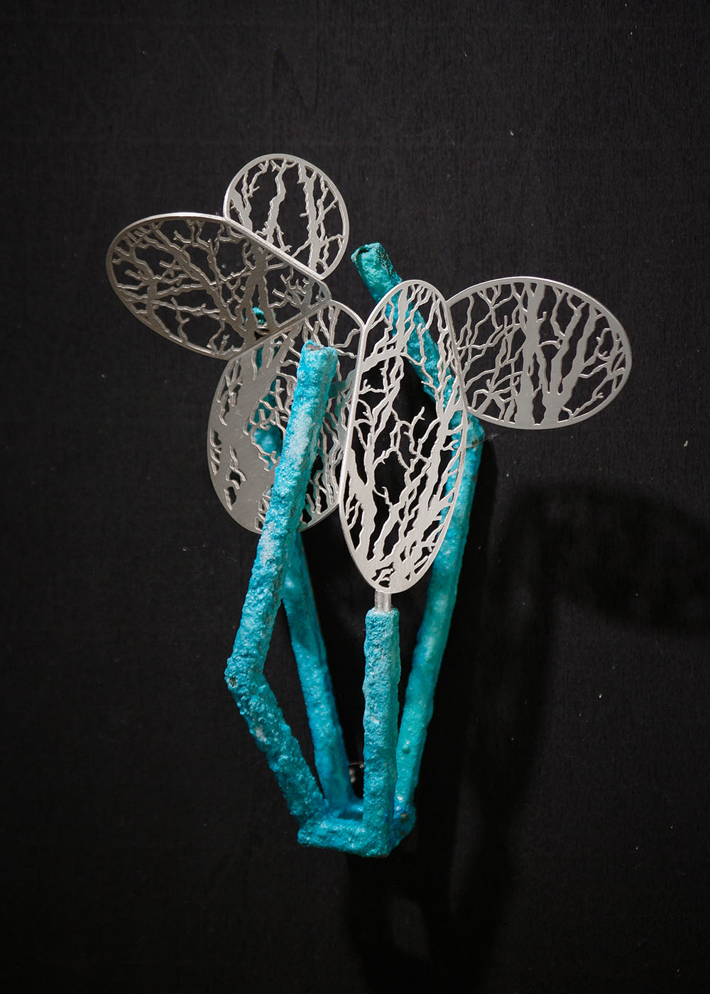 hõbedane rinnaehe galvaanikaga ja loodusest inspireeritud vormidega