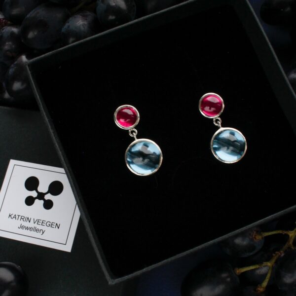 Hõbedased rippuvad kõrvarõngad rubiinpunase ja helesinise kiviga – Katrin Veegen käsitööehted