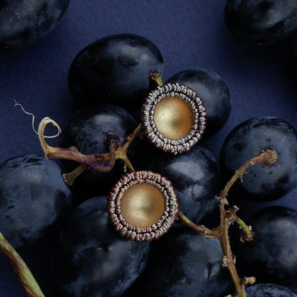 Microevolution kollektsiooni vaskse keskosaga kullatoonides kõrvarõngad viinamarjade taustal | Katrin Veegen