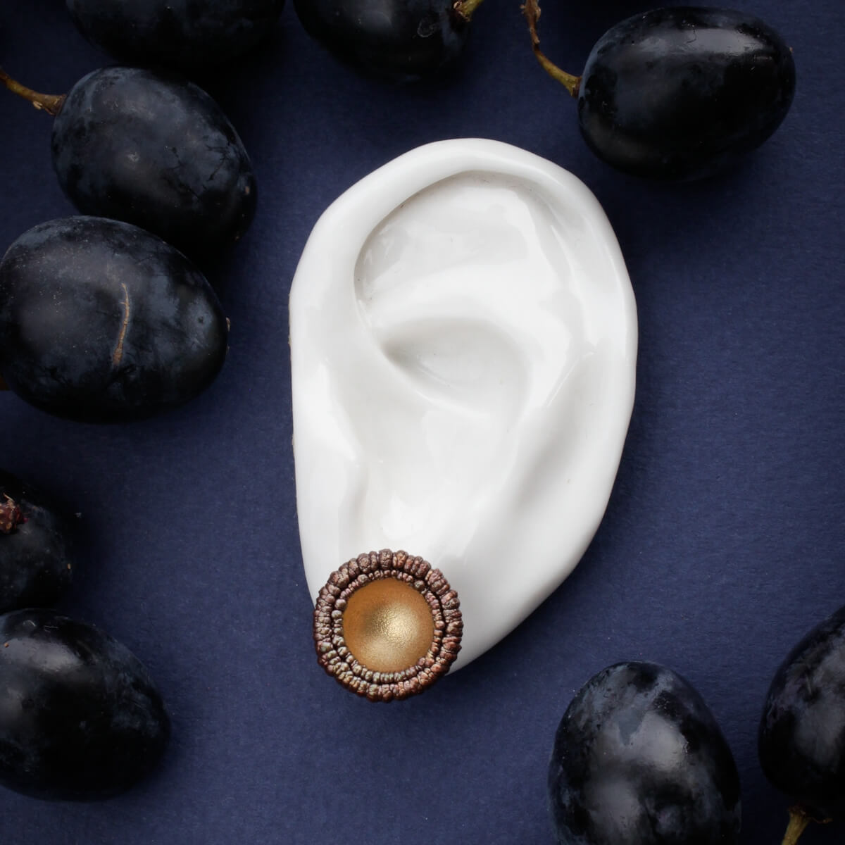 Microevolution kollektsiooni vaskse keskosaga hõbedatooniga kõrvarõngas kõrvas | Katrin Veegen