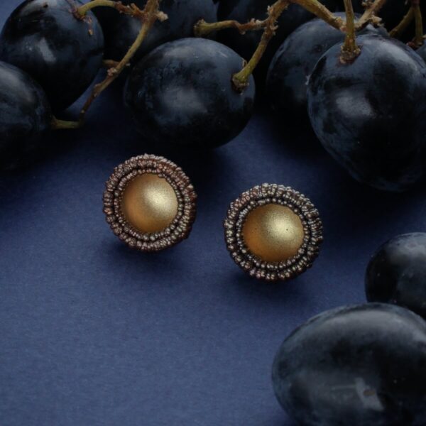 Microevolution kollektsiooni vaskse keskosaga hõbedatoonides kõrvarõngad viinamarjade taustal | Katrin Veegen