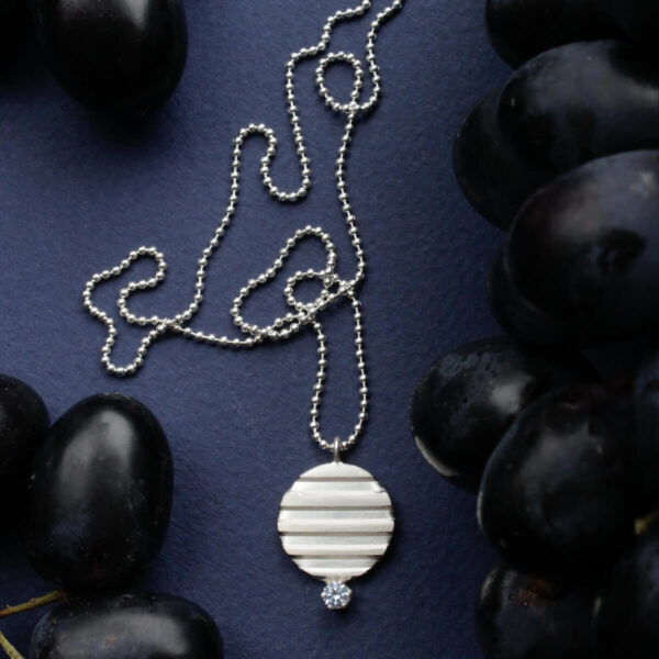 Hõbedane Sister kaelaehe triibulise ümmarguse ripatsi ja helesinise kiviga koos ketiga – Katrin Veegen käsitööehe