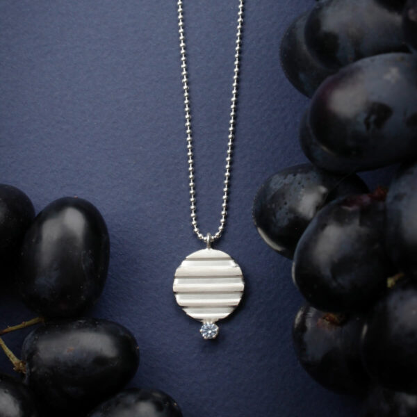 Hõbedane Sister kaelaehe triibulise ripatsi ja helesinise kiviga – Katrin Veegen käsitööehe