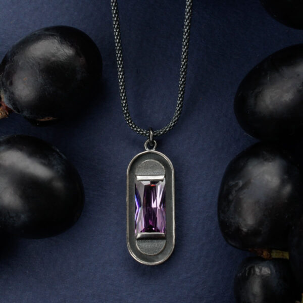 Tumehõbedane Sylvia kaelaehe lilla kandilise kiviga – Katrin Veegen käsitööehe