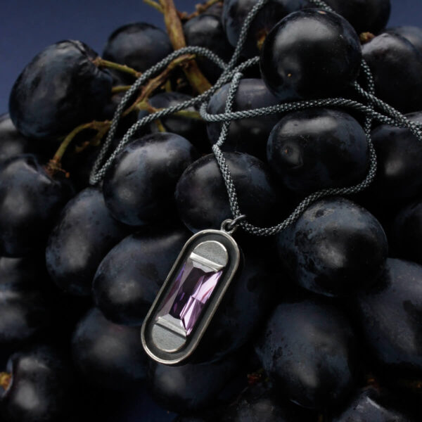 Tumehõbedane Sylvia kaelaehe lilla kandilise kiviga detailvaates – Katrin Veegen käsitööehe