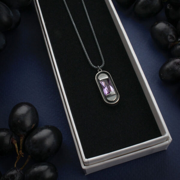 Tumehõbedane Sylvia kaelaehe lilla kiviga kinkekarbis – Katrin Veegen käsitööehe