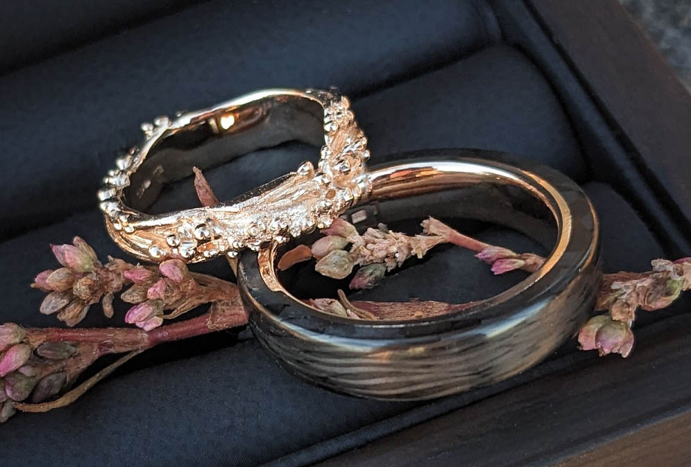 eritellimusel valmistatud süsinikust ja roosast kullast 585 abielusõrmused
