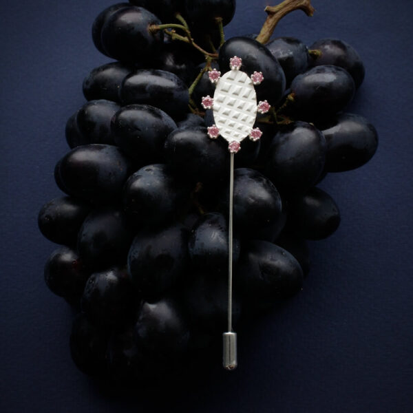 Hõbedane rinnaehe roosade kividega ja mustrilise pinnaga – Katrin Veegen käsitööehe