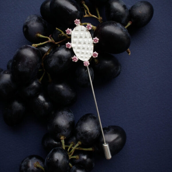 Hõbedane rinnaehe roosade kividega eestvaates – Katrin Veegen käsitööehe