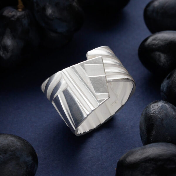 hõbedast triibuline sõrmus modernse geomeetrilise disainiga