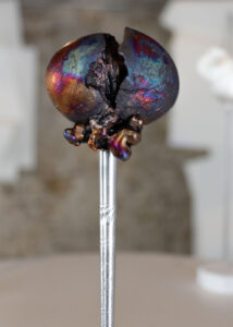 käsitööna valminud juuksenõel vase ja alumiiniumiga, värviline oksüdeeritud ehe