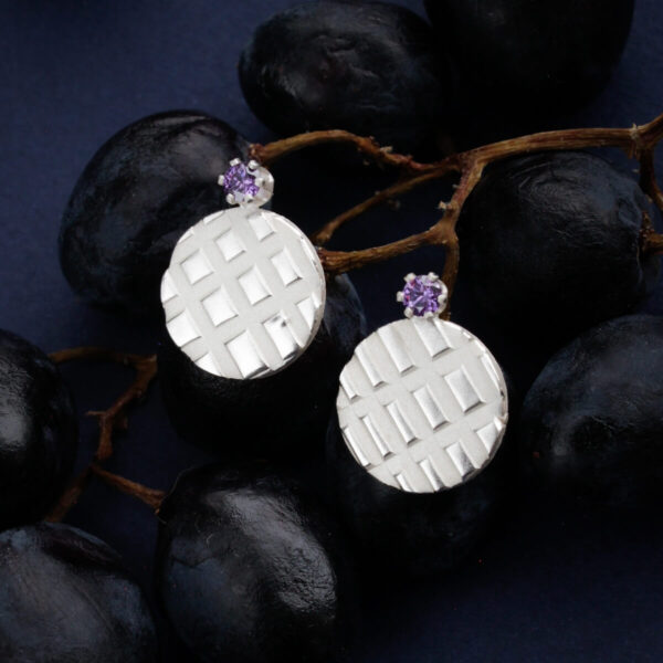hõbedast modernsed kõrvarõngad lilla kiviga reljeefse mosaiikmustriga