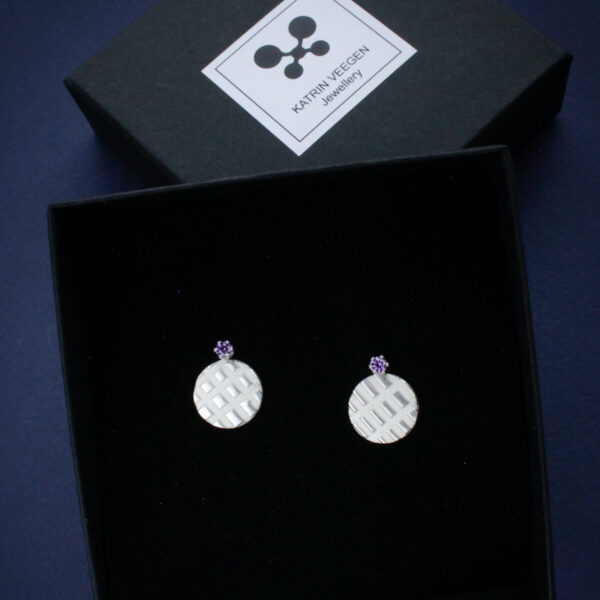 hõbedast modernsed kõrvarõngad lilla kiviga mosaiikmustriga kinkekarbis