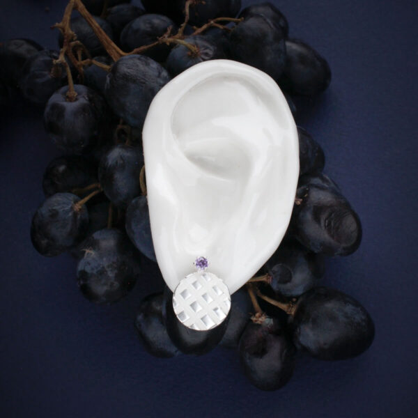 hõbedast modernne kõrvarõngas lilla kiviga mosaiikmustriga kõrvas