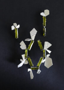 hõbedast pross ja kõrvarõngad roheliste kividega ehtekomplekt