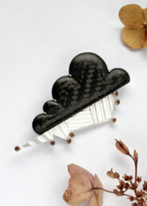 süsinikust ja hõbedast pross šampanjakarva kividega käsitööehe