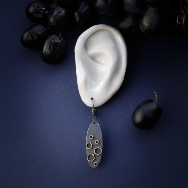 Stellar kollektsiooni tumehõbedane kõrvarõngas kuusnurksete detailidega – kandmisvaade | Katrin Veegen