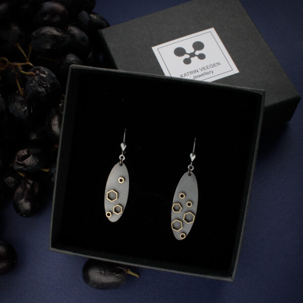 Stellar kollektsiooni tumehõbedased kõrvarõngad kuusnurksete detailidega karbis | Katrin Veegen