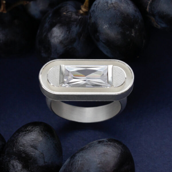 Hõbedane Sylvia sõrmus valge kandilise kiviga pealtvaates – Katrin Veegen käsitööehe