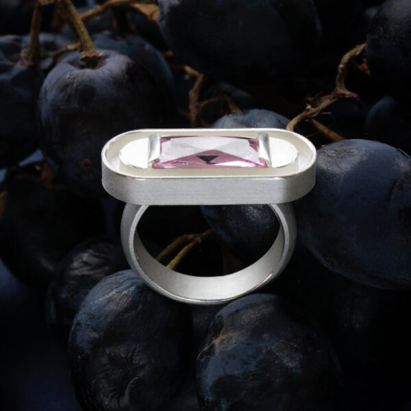 helehõbedast sõrmus pikliku roosa tahutud kiviga, vaade eest, modernne käsitööehe