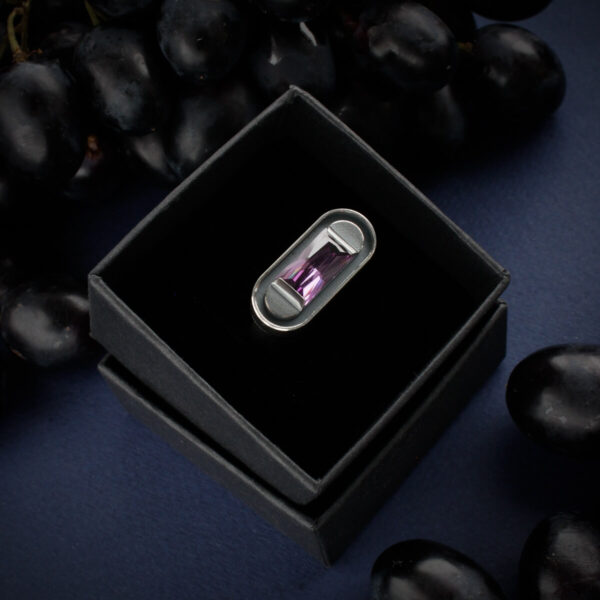 Tumehõbedane Sylvia sõrmus lilla kandilise kiviga kinkekarbis – Katrin Veegen käsitööehe