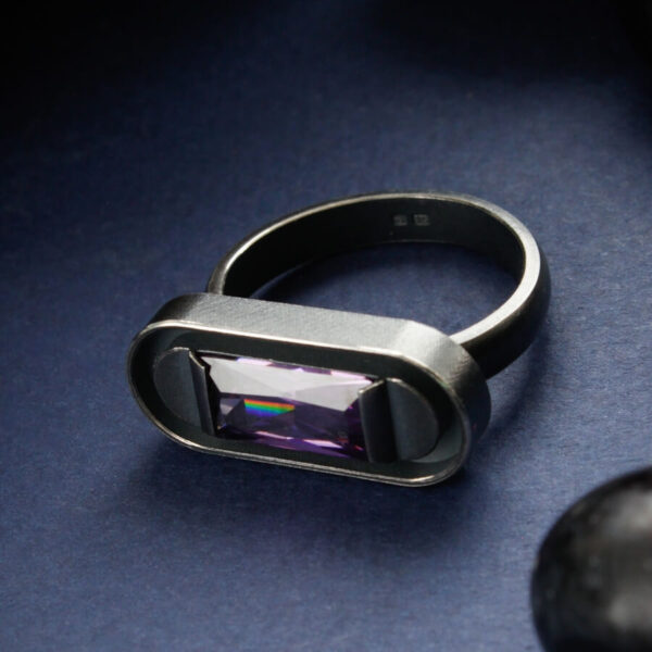 Tumehõbedane Sylvia sõrmus lilla kandilise kiviga – külgvaade | Katrin Veegen käsitööehe