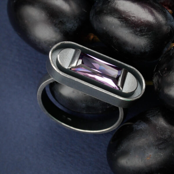 Tumehõbedane Sylvia sõrmus lilla kandilise kiviga detailvaates – Katrin Veegen käsitööehe