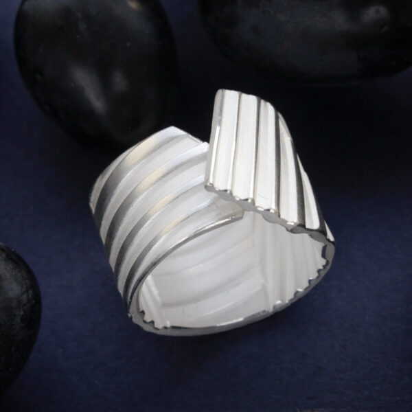 Triibuline hõbedast sõrmus avatud vormi ja reljeefse pinnaga | Katrin Veegen