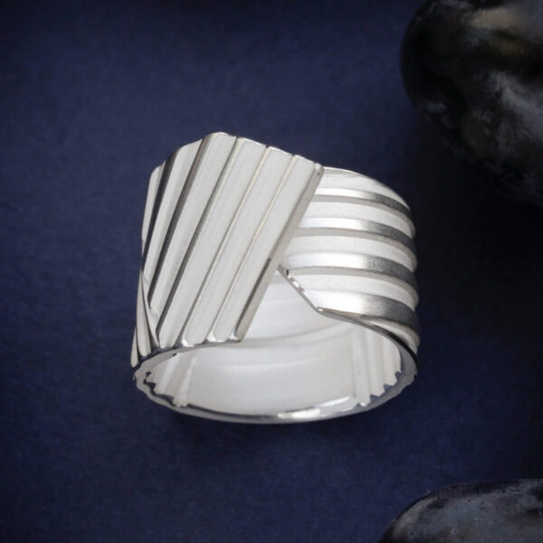 Triibuline hõbedast sõrmus avatud vormiga ja reljeefse pinnaga | Katrin Veegen