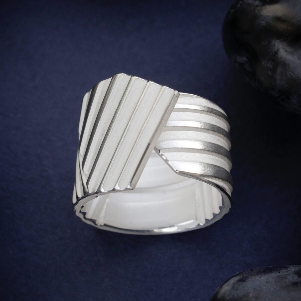 Triibuline hõbedast sõrmus avatud vormiga ja reljeefse pinnaga | Katrin Veegen