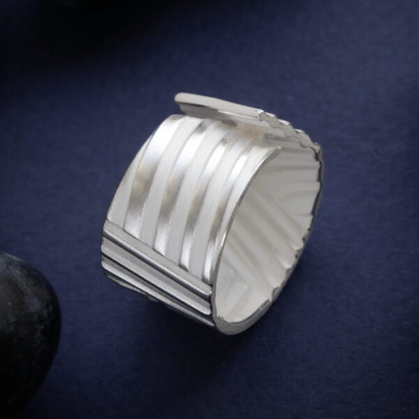 Triibuline hõbedast sõrmus reljeefse pinnaga | Katrin Veegen