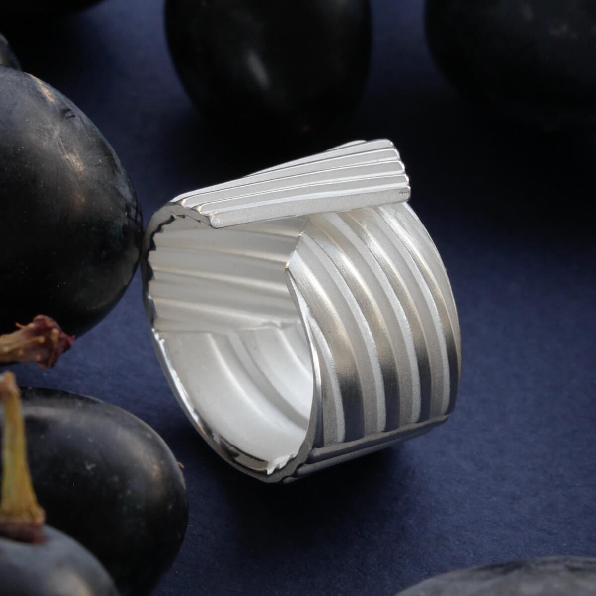 Triibuline hõbedast sõrmus reljeefse pinnaga ja avatud sisekujuga | Katrin Veegen