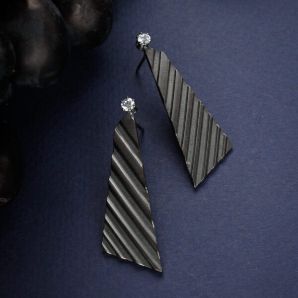 Tumehõbedased pikad kõrvarõngad triibulise pinnaga ja kiviga eestvaates – Katrin Veegen käsitööehted