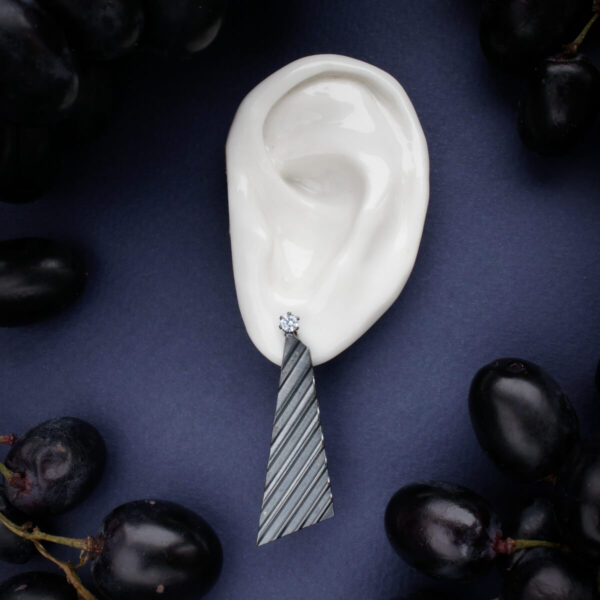 Tumehõbedane pikk kõrvarõngas triibulise pinnaga ja kiviga kõrvas – Katrin Veegen käsitööehe