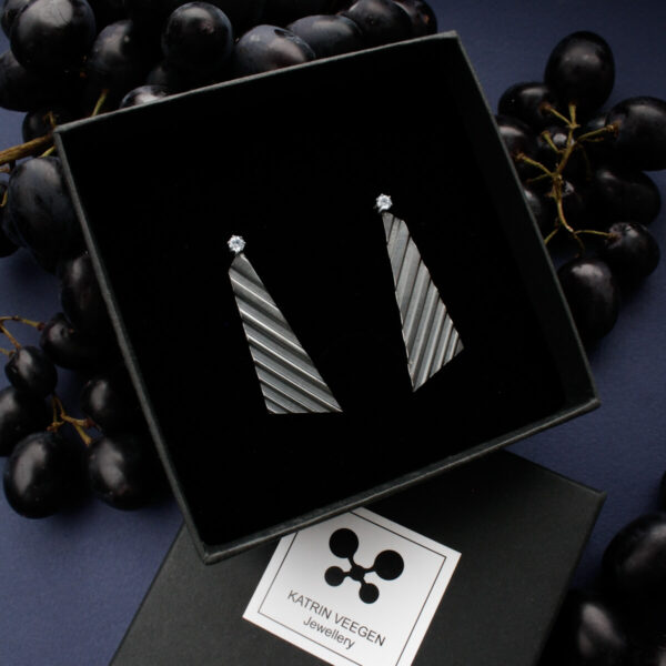 Tumehõbedased pikad kõrvarõngad triibulise pinnaga ja kiviga kinkekarbis – Katrin Veegen käsitööehted