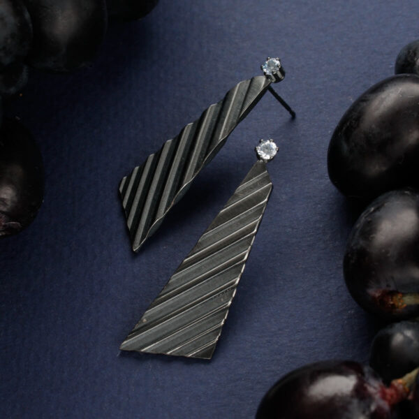 Tumehõbedased pikad kõrvarõngad triibulise pinnaga ja särava kiviga – Katrin Veegen käsitööehted