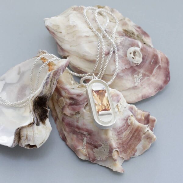 SYLVIA-kaelakett-ripats-hobe-hele-champagne-kivi-katrin-veegen-0