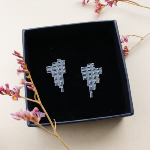 SKRÄP tumedast hõbedast geomeetrilised kõrvarõngad